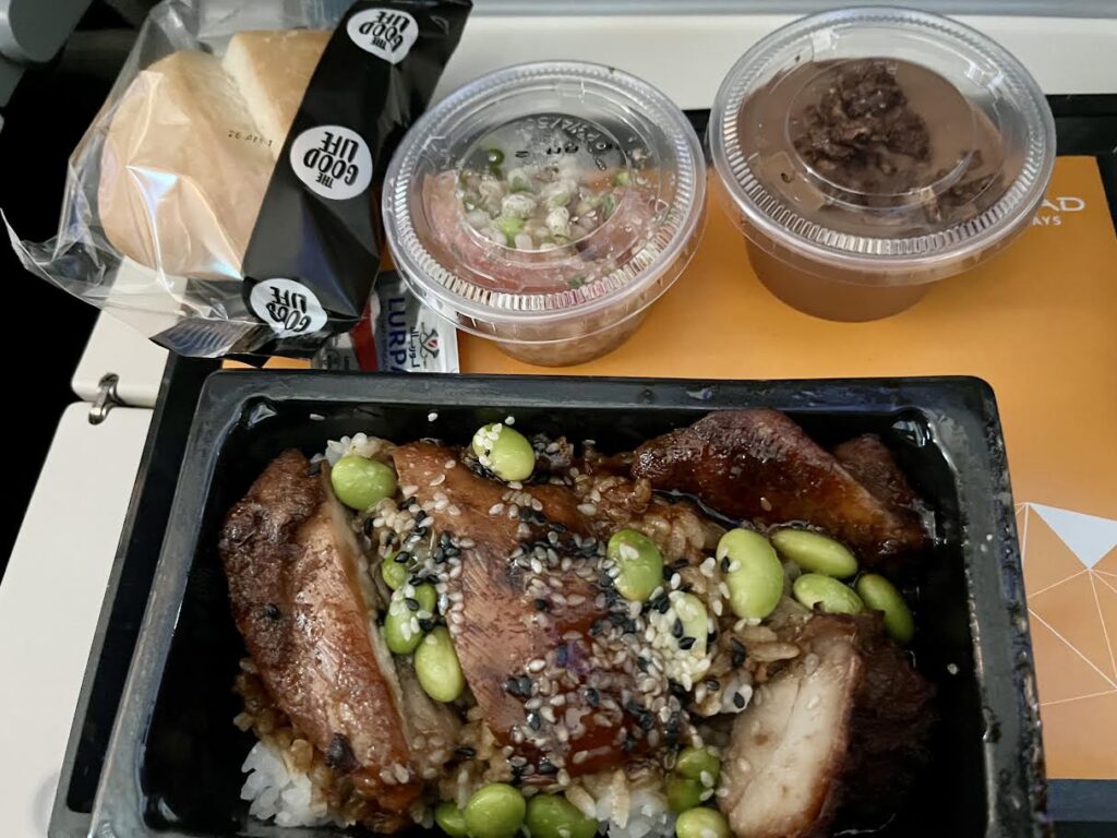 アブダビ発成田行きのエティハド航空2回目の機内食（チキンテリヤキ＆ライス、サラダ、パン、チョコムース）