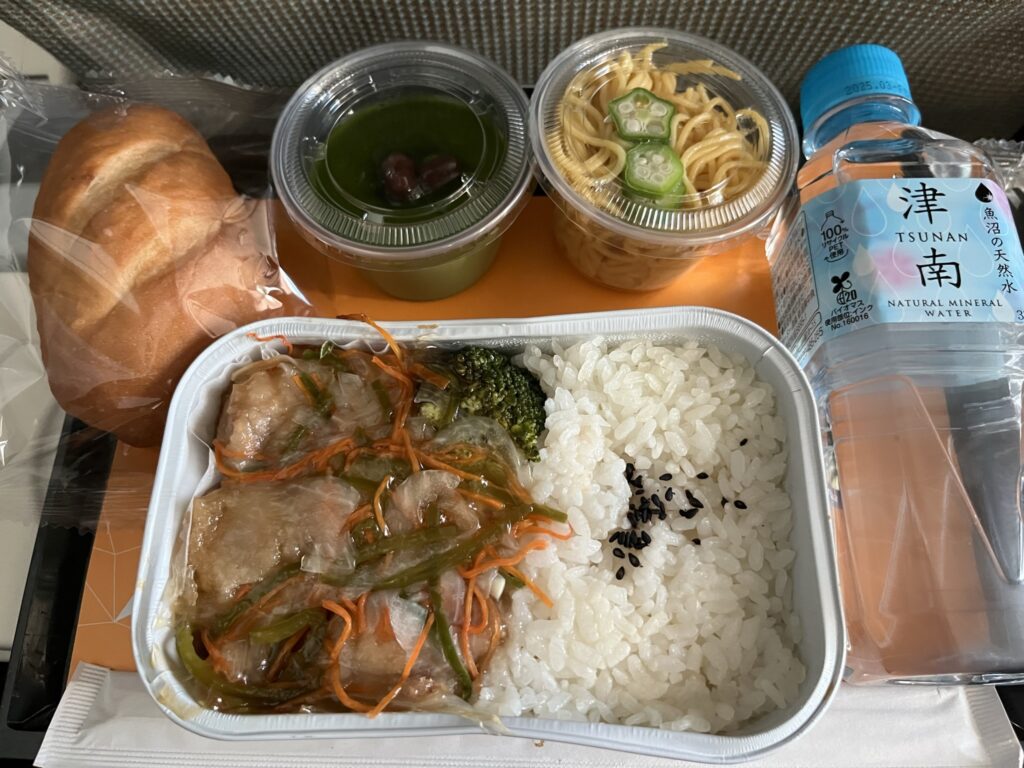 成田空港発アブタビ行きのエティハド航空1回目の機内食（チキン＆ライス、パン、抹茶プリン）