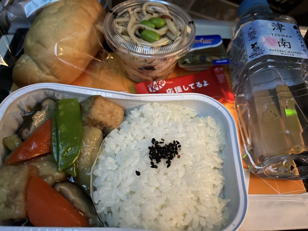 成田空港発アブタビ行きのエティハド航空3回目の機内食（チキン＆ライス、パスタ、キットカット）