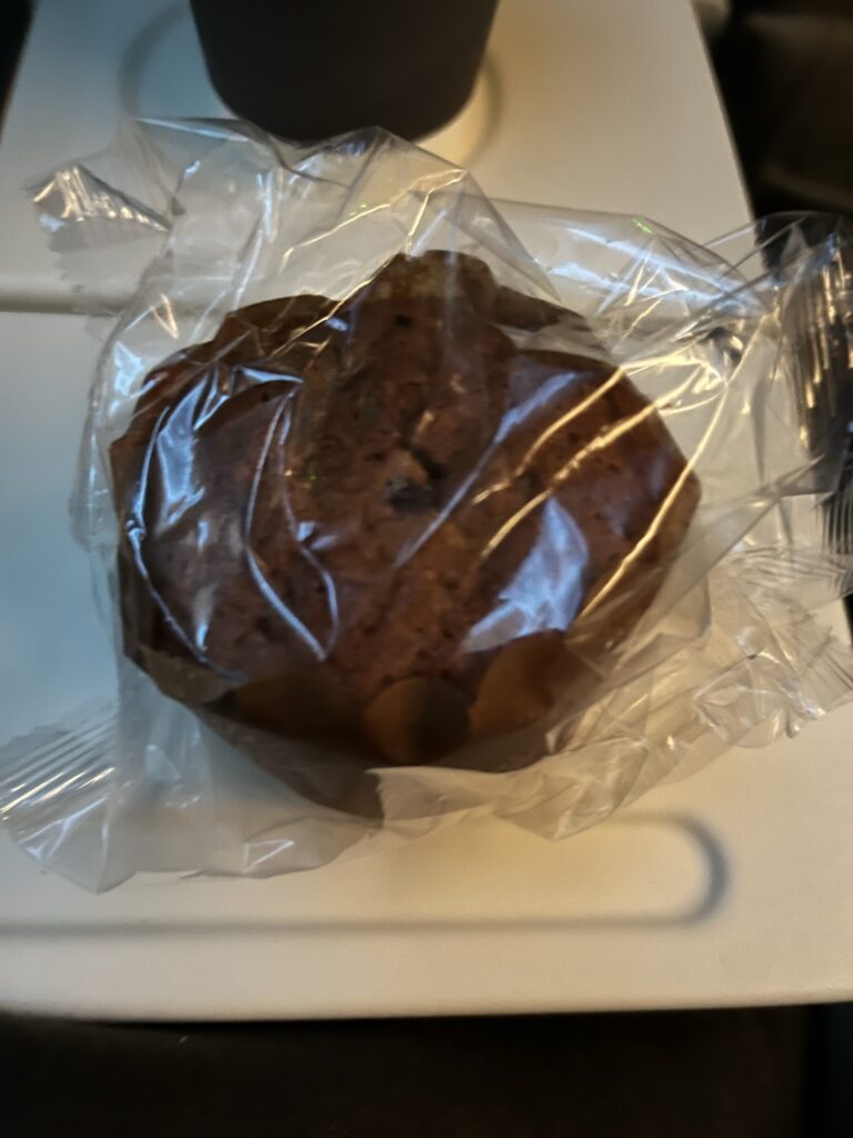成田空港発アブタビ行きのエティハド航空2回目の機内食（チョコマフィン）
