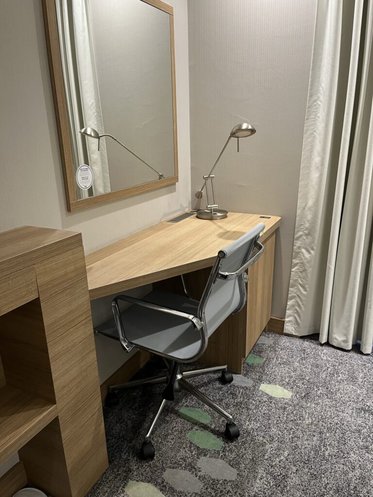 客室内のデスクと椅子