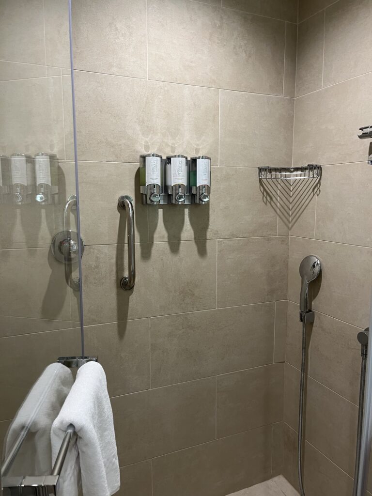 客室内のバスルーム
