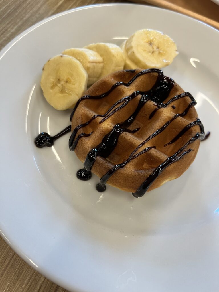 朝食ビュッフェのワッフル