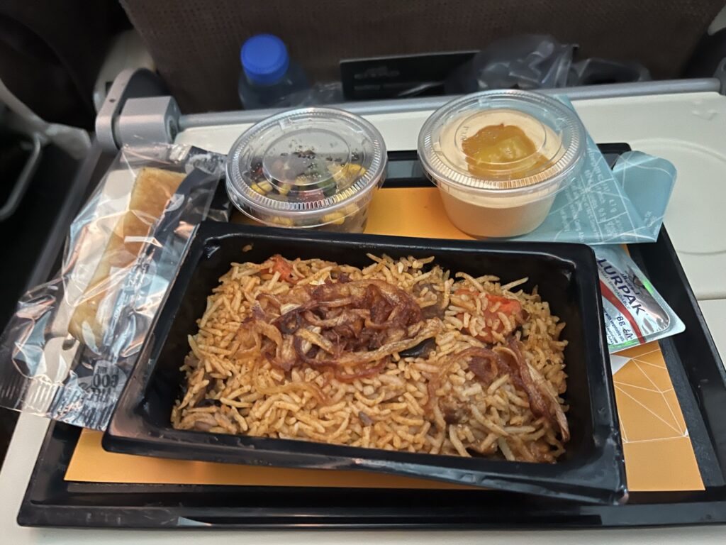 イスタンブール発アブタビ行きのエティハド航空機内食（チキン＆ライス、豆のサラダ、マンゴームース）