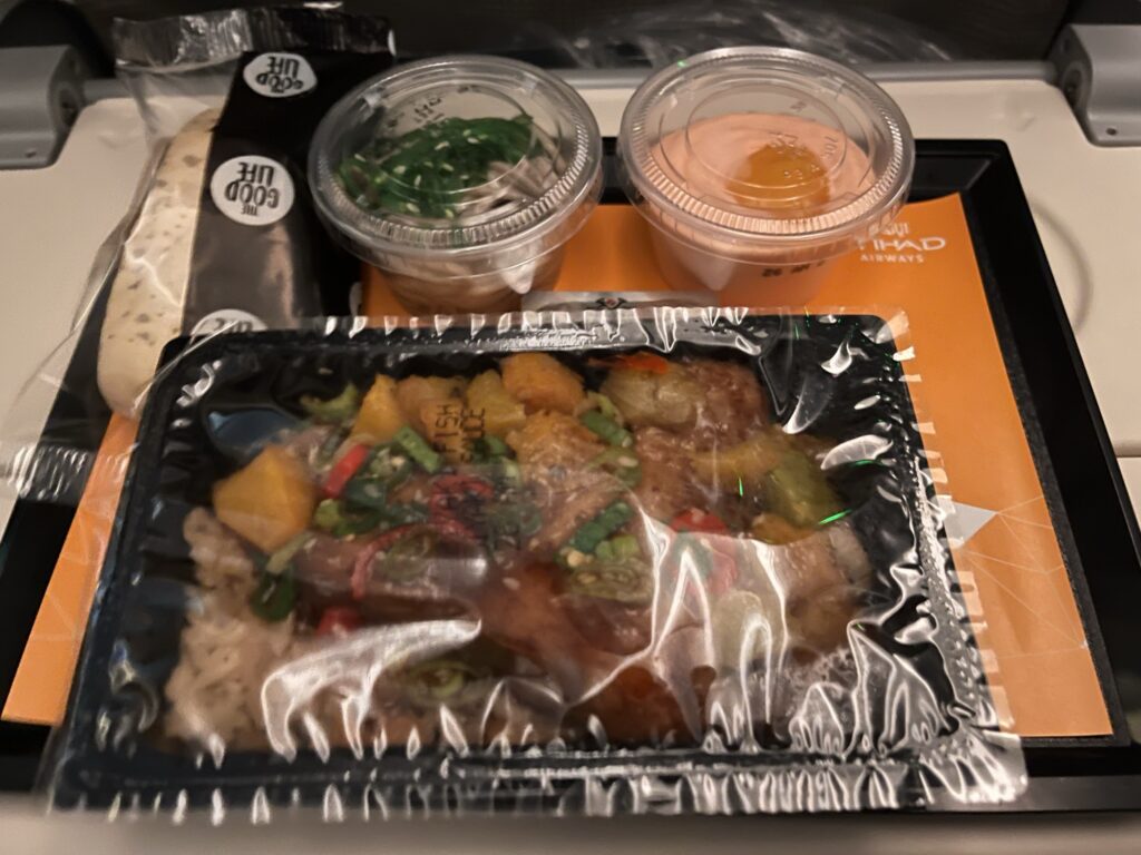 アブダビ発成田行きのエティハド航空1回目の機内食（フィッシュ＆ライス、パスタ、パン、マンゴームース）